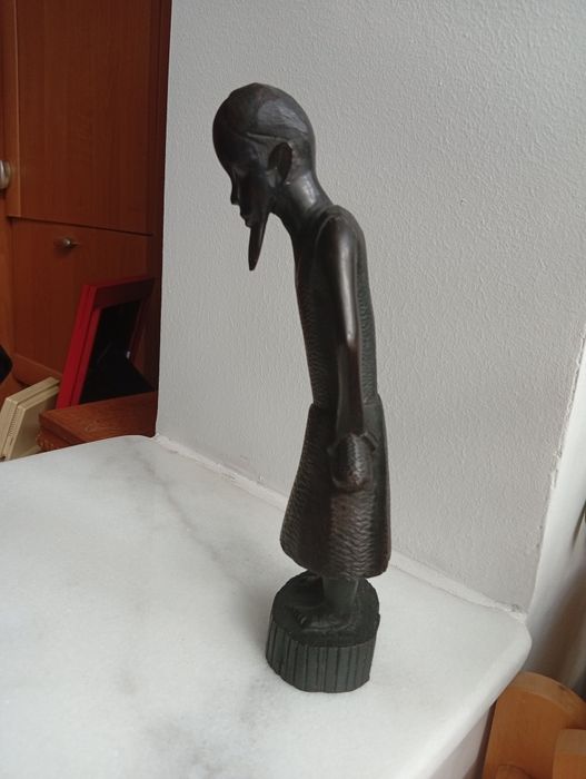 Statuetă veche de lemn