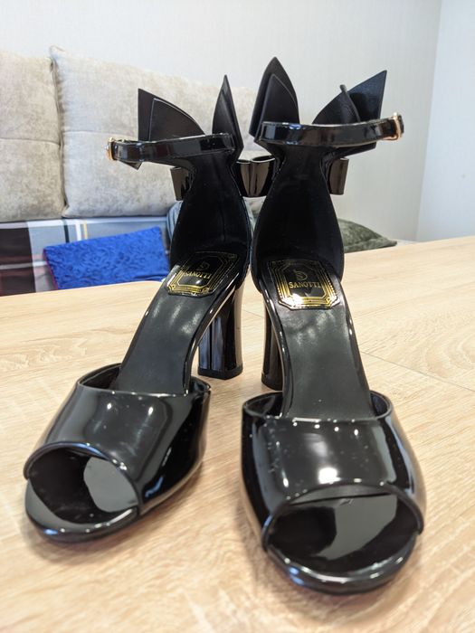 Женские босоножки