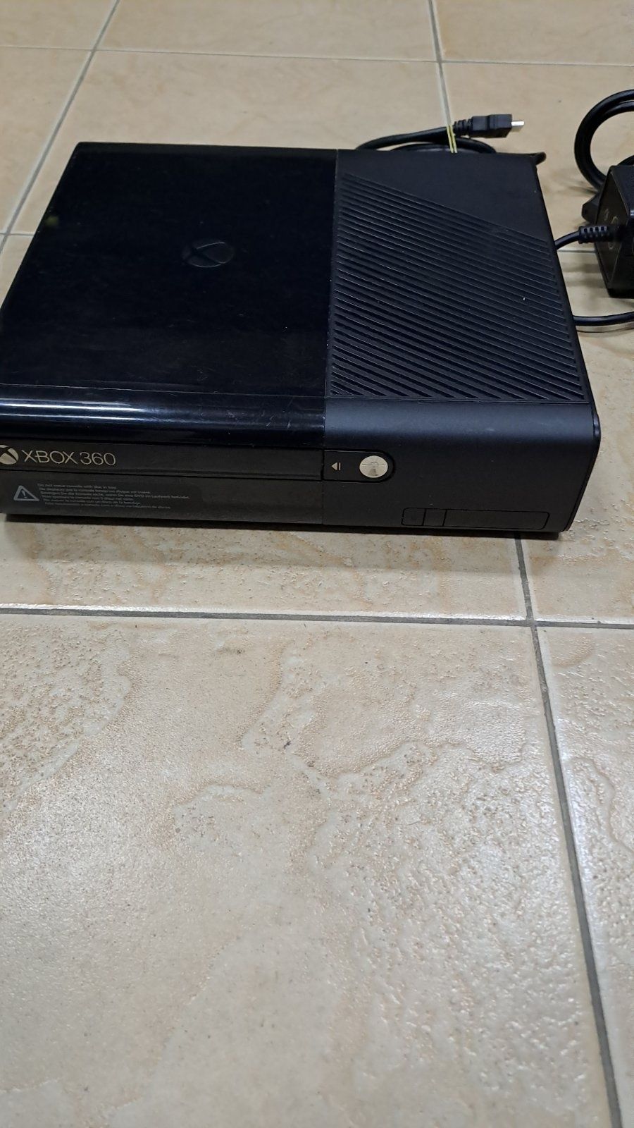 XBox 360 с 1 оригинален безкабелен джойстик ПЕРФЕКТНО РАБОТЕЩ  -200лв