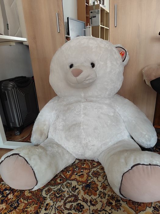 Бяло голямо плюшено мече