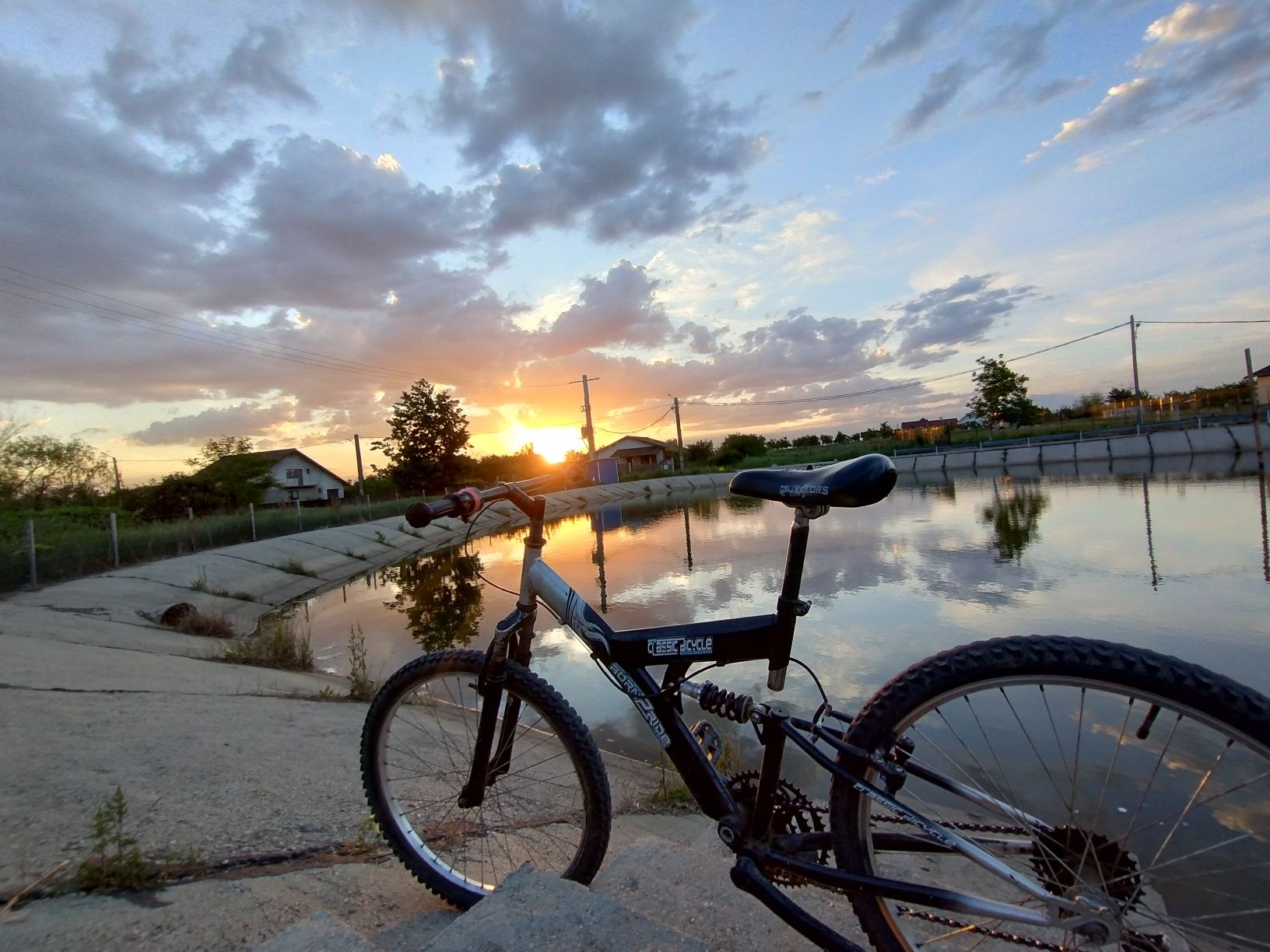 Vând bicicleta full suspension