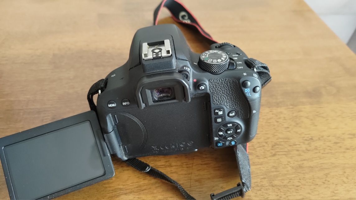 Canon 800D Kit cu 3 obiective