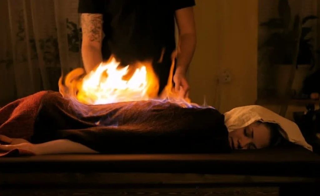Огненный массаж.  Экзотический массаж.