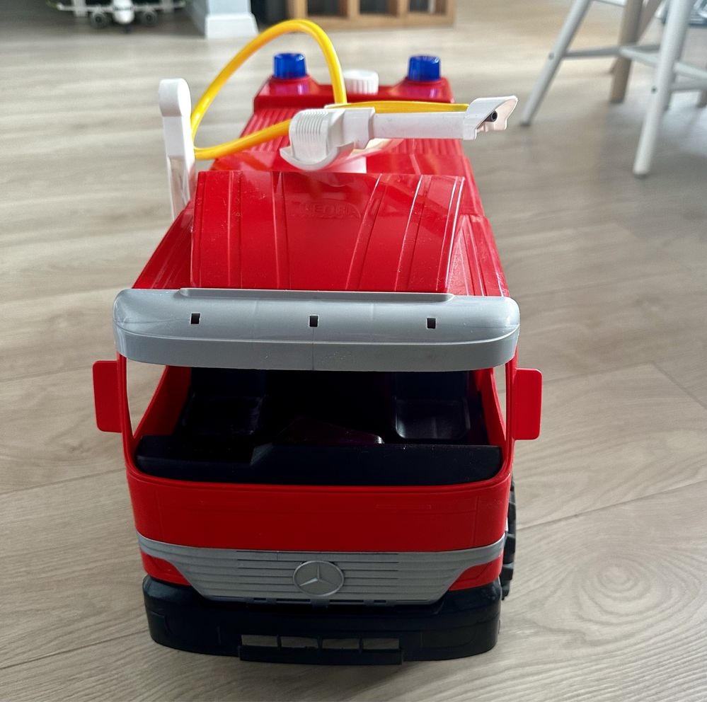 Camion Pompieri Mercedes cu stropitoare Playtive, Lidl