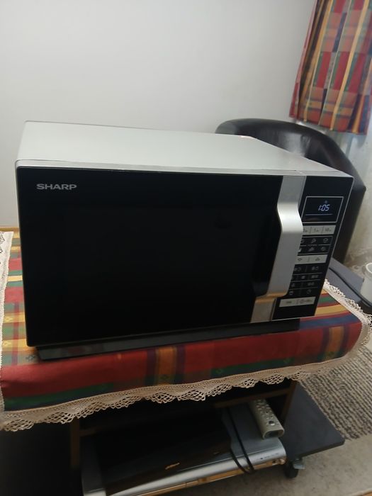 Vând cuptor cu microunde Sharp