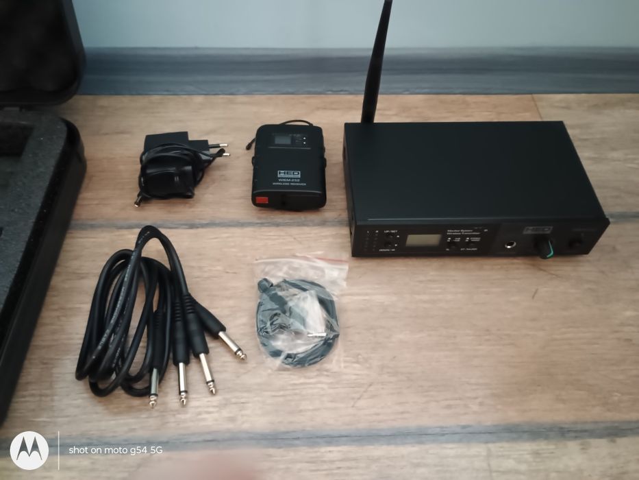 Пълен сет безжична In-Ear мониторна система HED,,с твърд кейс Wiem-252