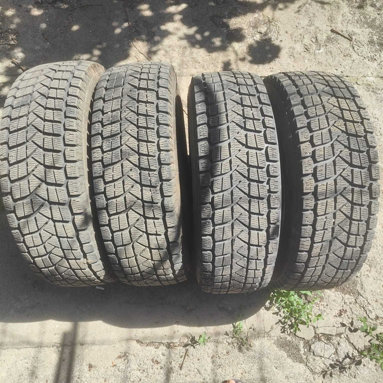 Продам БУ зимнюю резину 4 шт MAXXIS 215/70 R15. Одинаковый протектор!