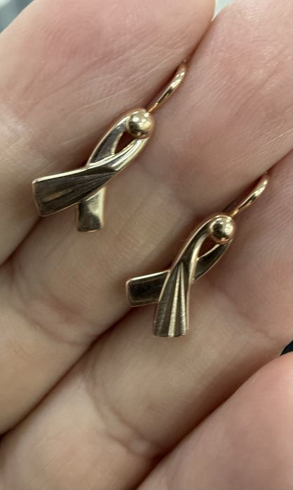 Продам золотые серьги