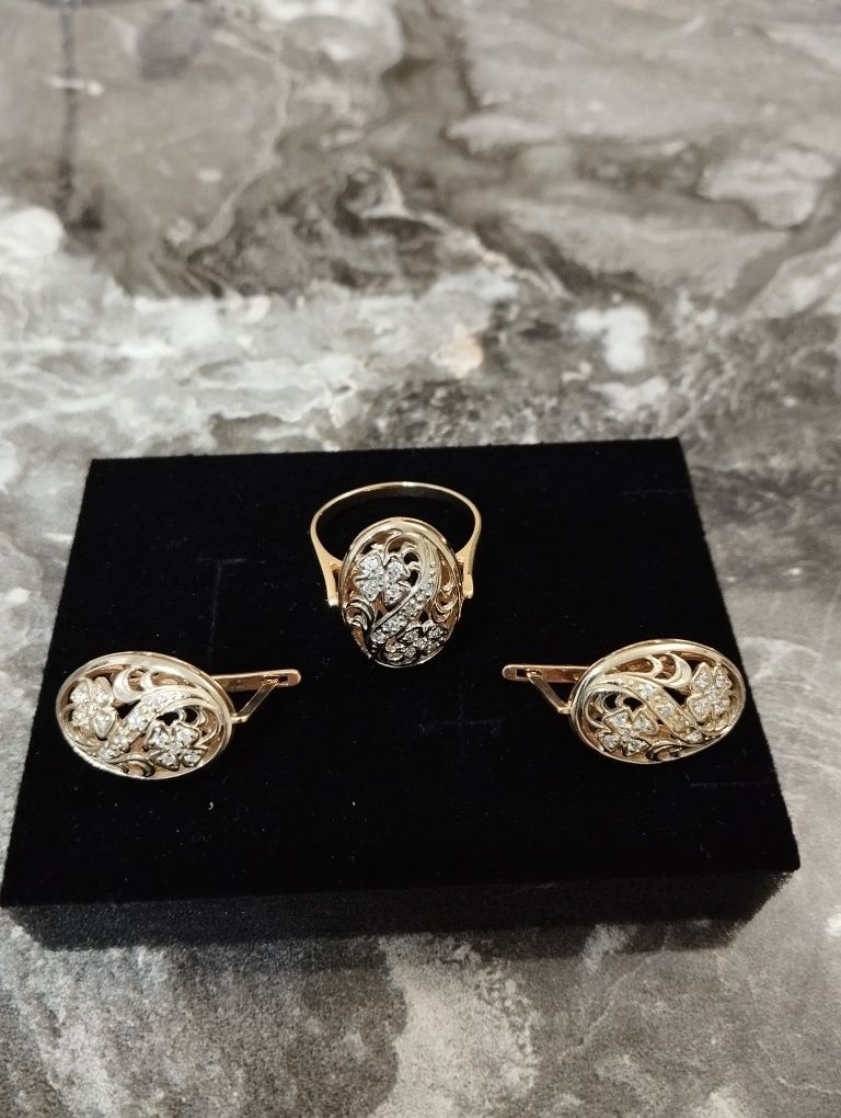 Золотой ювелирный комплект, кольцо и серьги , 585 проба