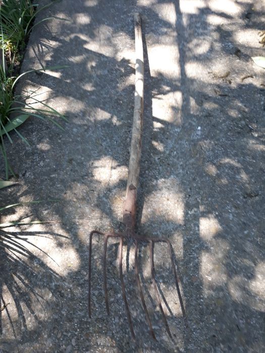 Продавам стара вила за сено.