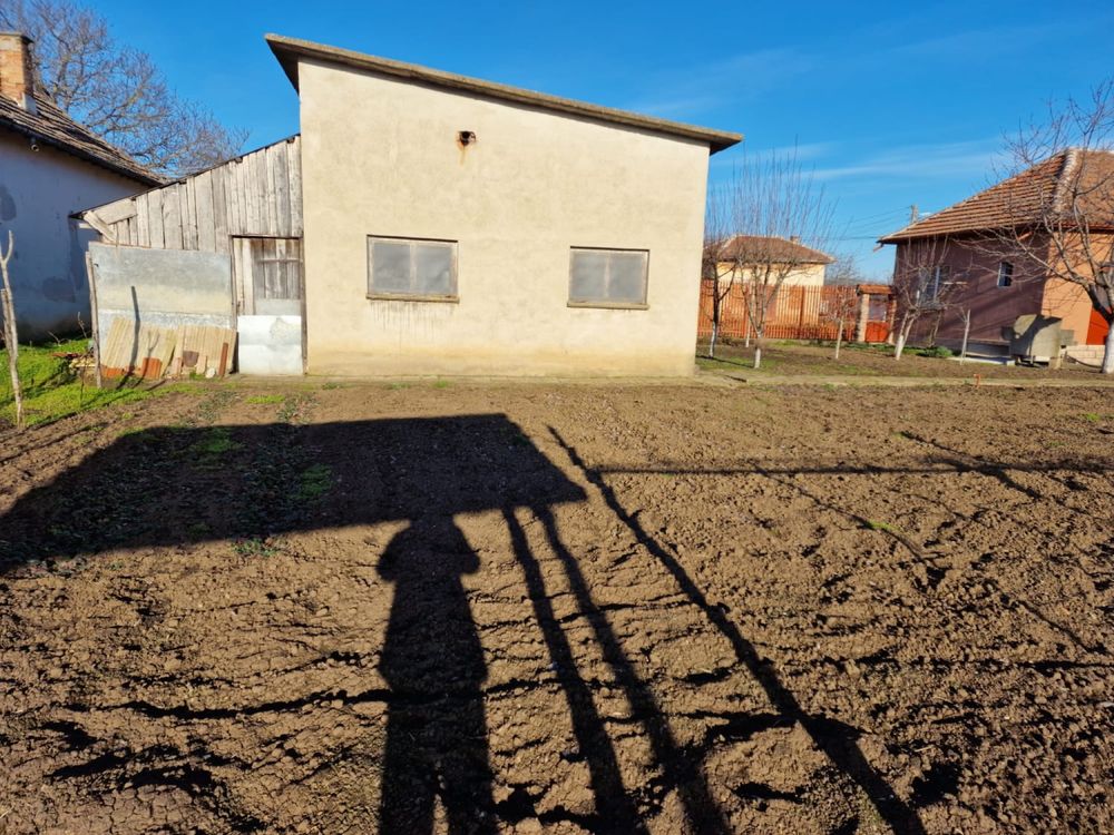 Къща в град Кнежа,с пройзводствено хале