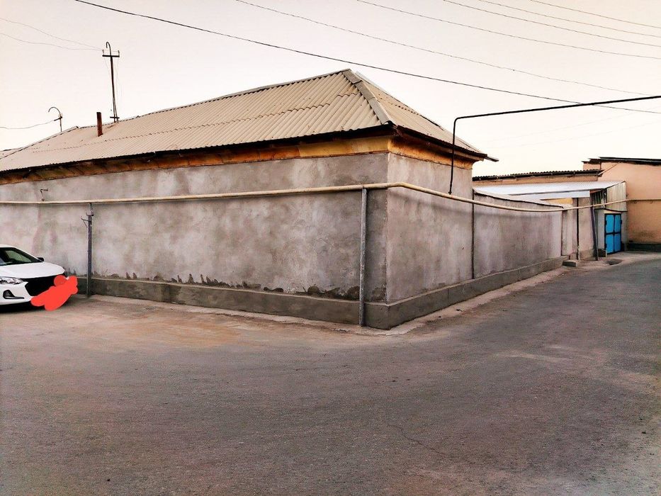 Вагзал худудида 4 сотихли ховли 4 та хона 1 та гараж бор