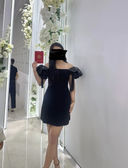 Чёрное платье с кружевной накидкой, надевалось один раз