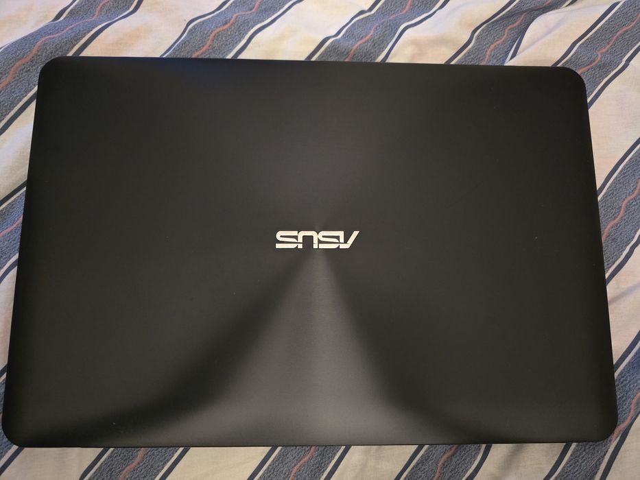 Лаптоп Asus F555L