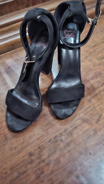 Босоножки чёрные, бархатные.40 размера