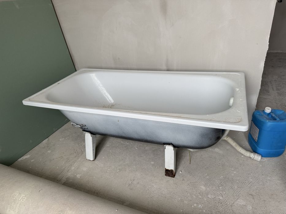 Ванна железная в хорошем состоянии на ножках