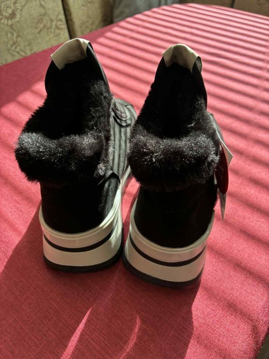Чисто нови ботуши с етикет