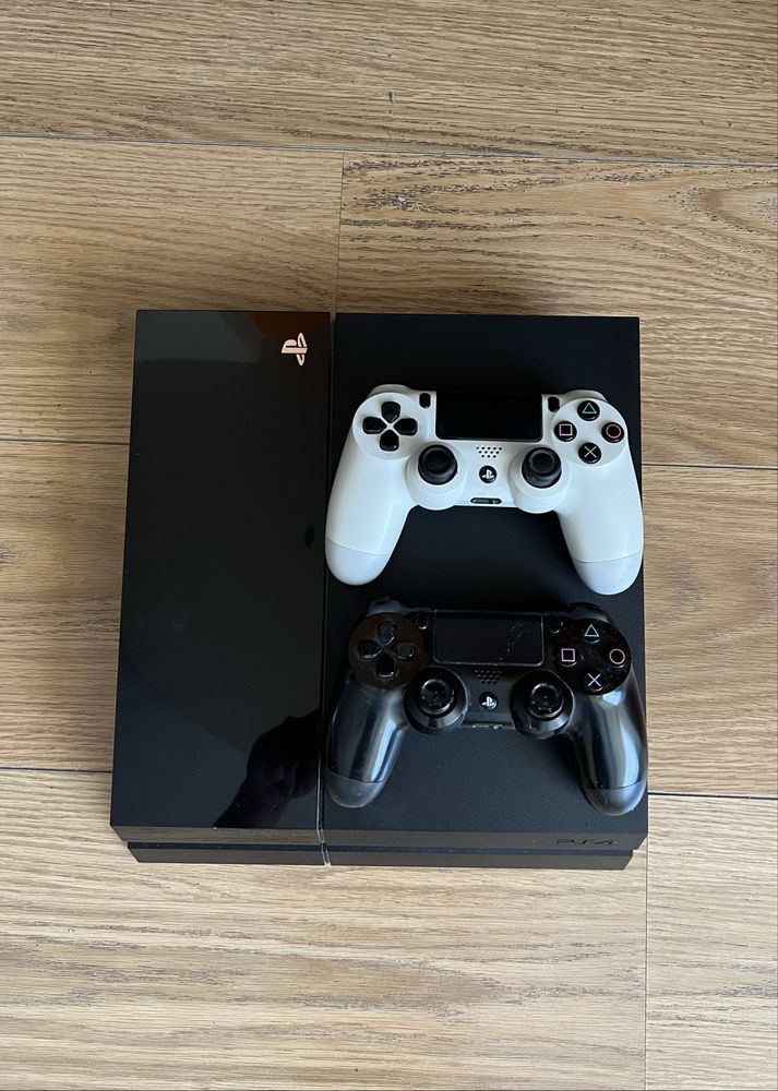 Playstation 4 + 2 контролера + игри