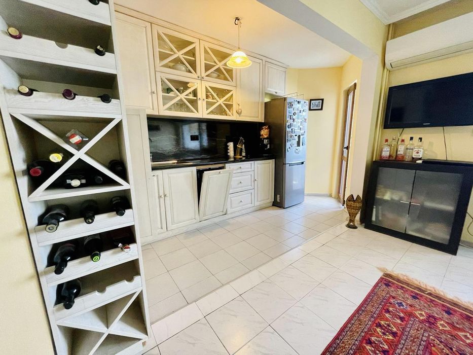 Дава се под наем Тристаен апартамент в Бургас, Лазур - 80 кв.м за 561 € - Снимка #1