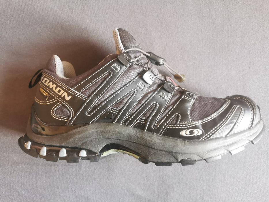 Vând Adidași Salomon negri GoreTex Mărimea 38