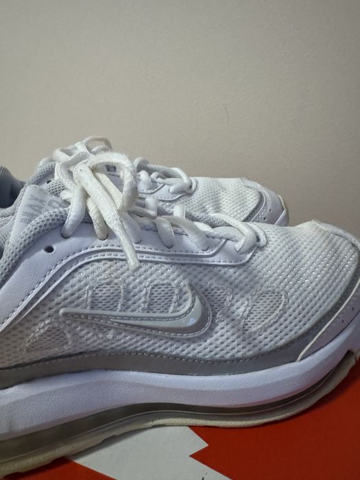 Бели маратонки Nike