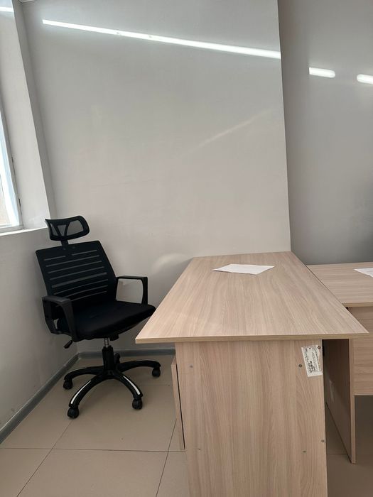 Офисный стол и кресло