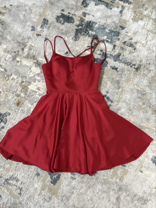 Плятье бархатно красный идеально для корпоративы