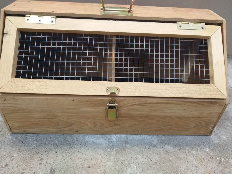 Vând cuști de transport și voliere pentru papagali