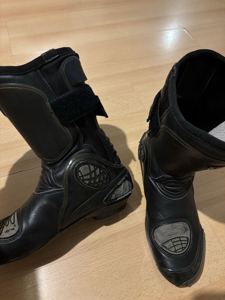 Мото екип IXS/ ботуши Dainese/ каска Nolan