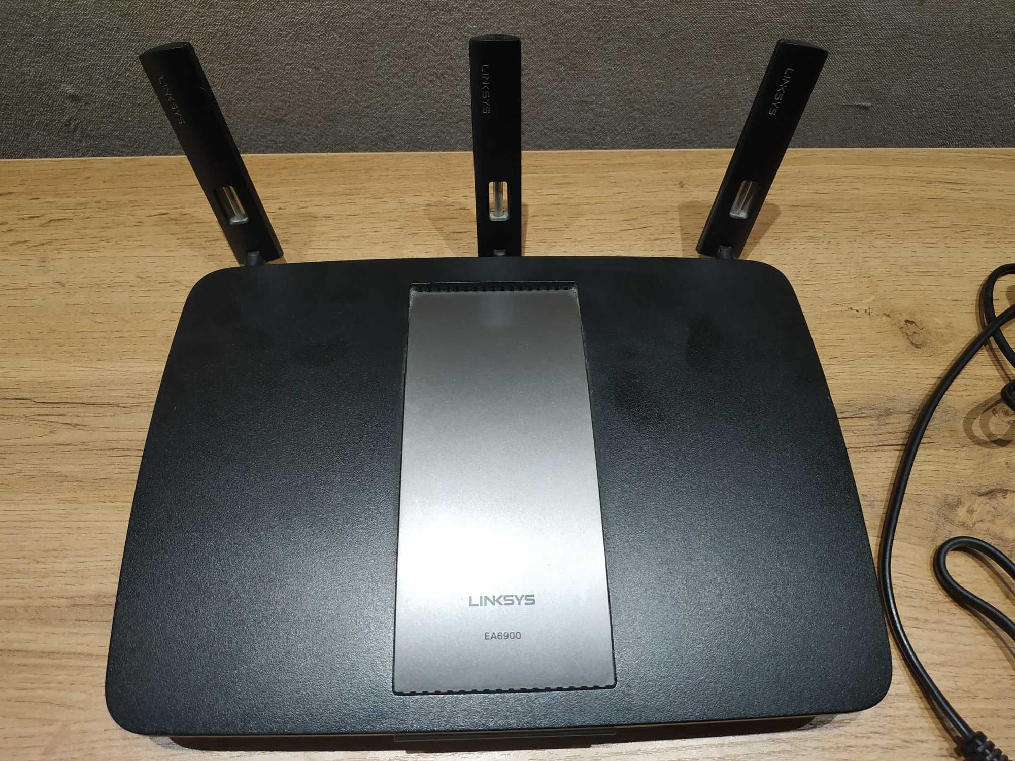 Wi-Fi роутер Linksys EA6900 AC1900 2.4 / 5 ГГц