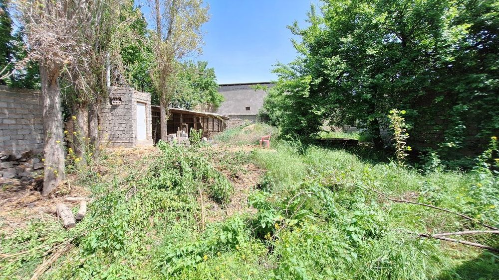 Nazarbek xarakatda 2 sotix yer sotiladi