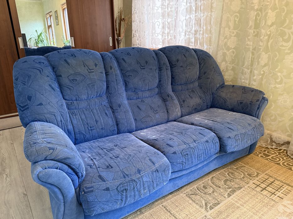 Продается диван с креслами.