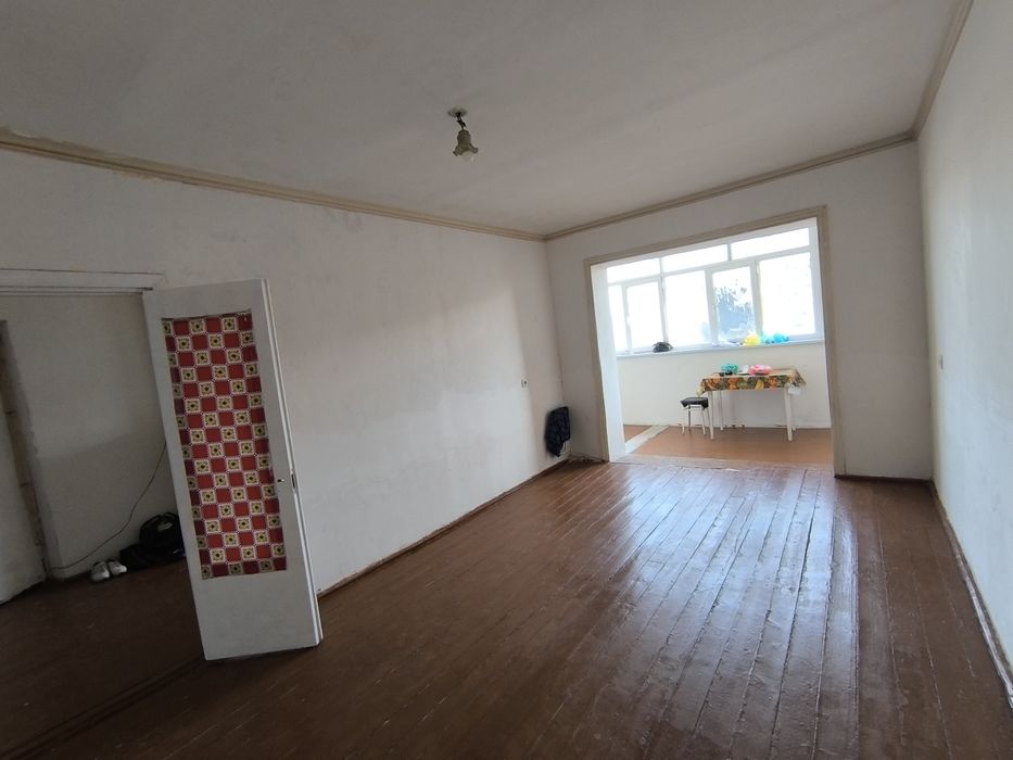 Продается квартира в центре города Янгиюля (Персидский).