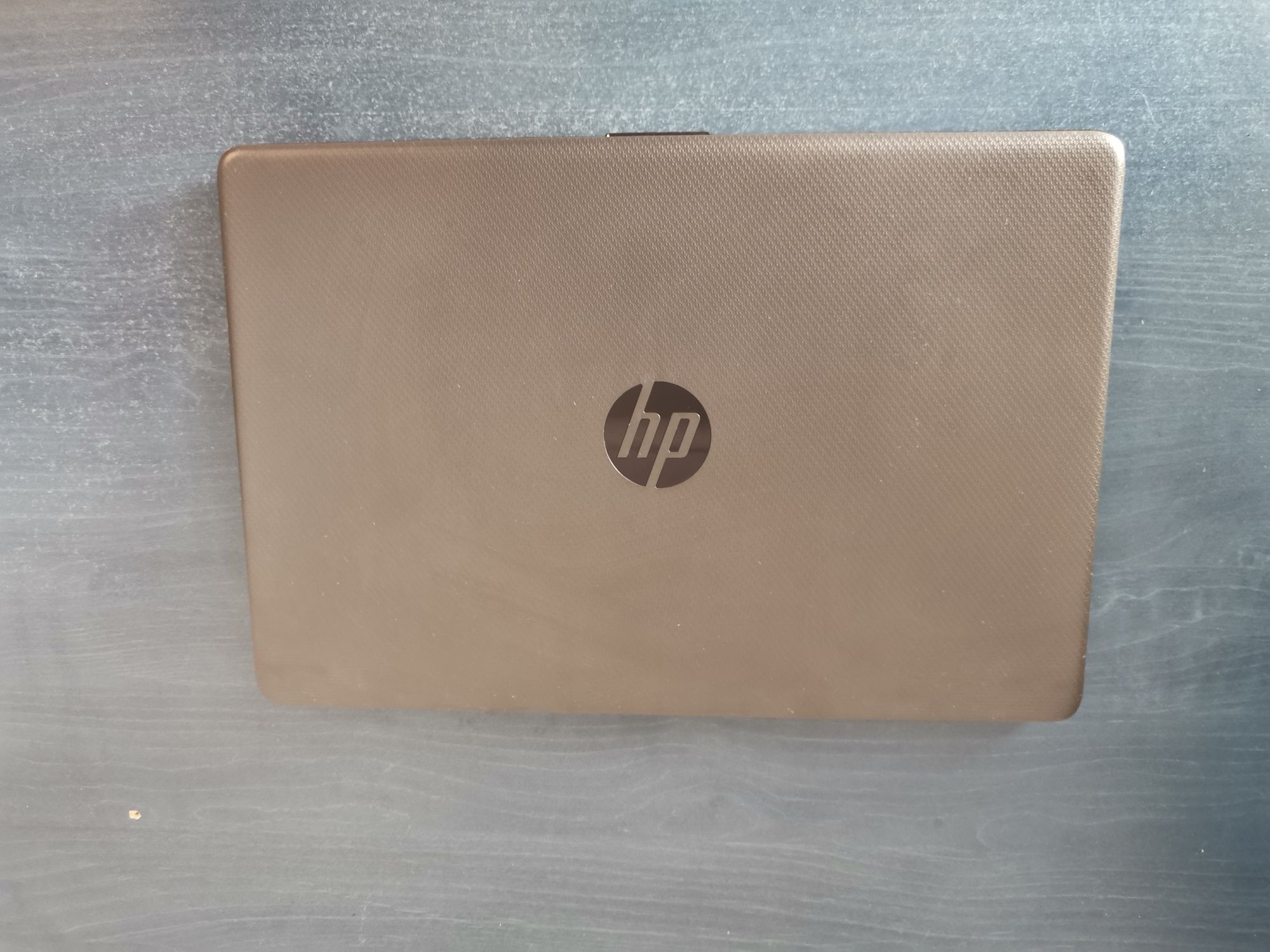 Vand laptop HP 255 G8 cu procesor AMD Ryzen 3 3250U, 15.6", 8GB RAM