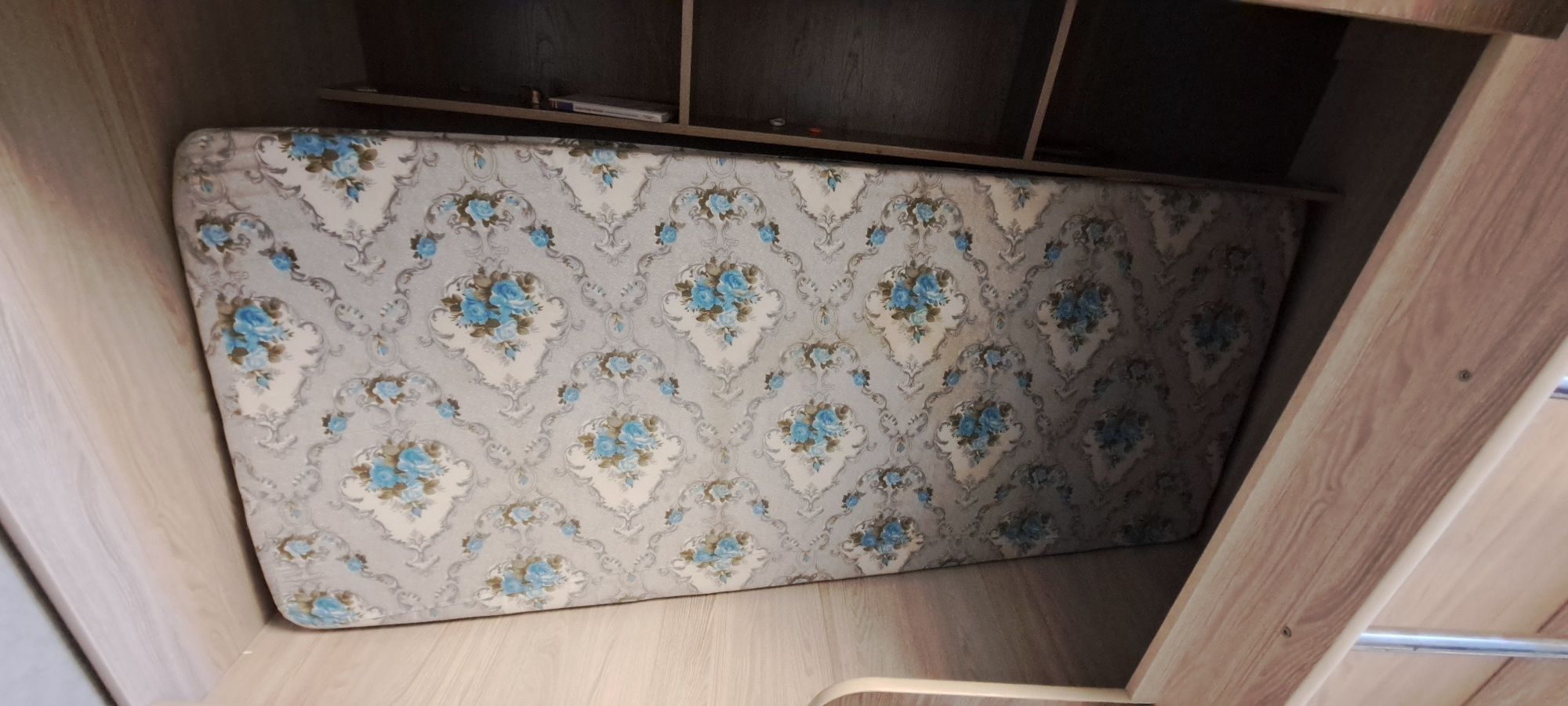 Продам двухъярусную кровать.