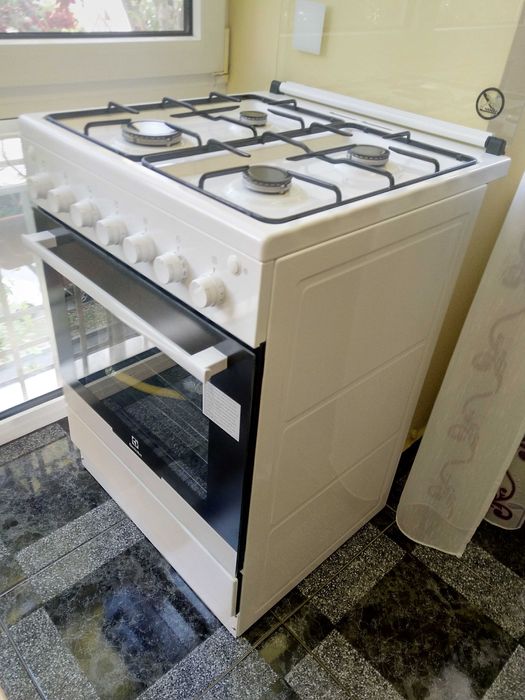 Vând aragaz pe gaz ELECTROLUX , NOU, dimensiuni 60X60X85.