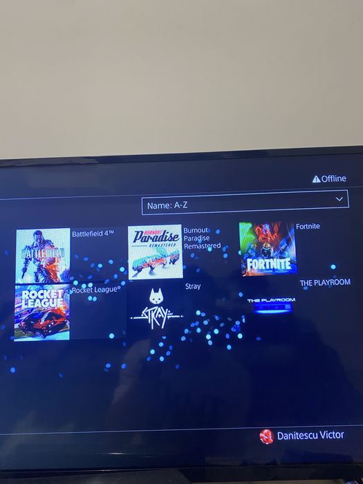 Vand ps4 500GB cu un controller si 3 jocuri