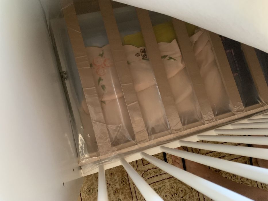 Patut lemn cu balansoar, saltea, 2 aparatori, lenjerie, cadita
