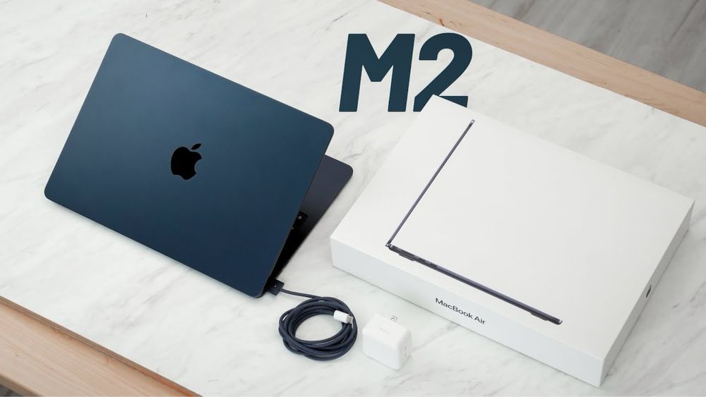 MacBook Air M2 13” 8GB RAM 98% battery