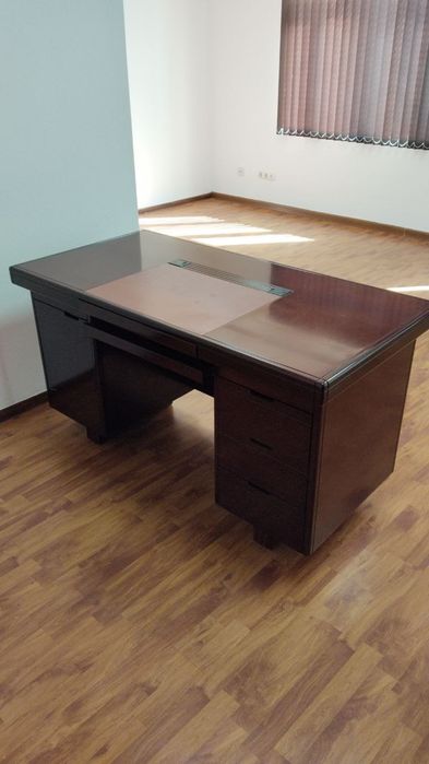 Продаётся стол офисный