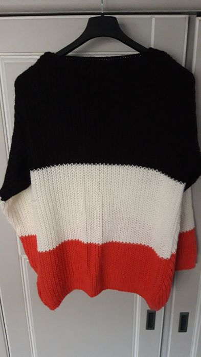 Pulover lucrat manual negru, alb, roz