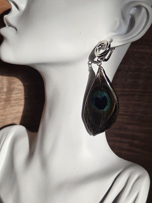 Ръчно изработени обеци с паунови пера, запечатани в епоксидна смола.