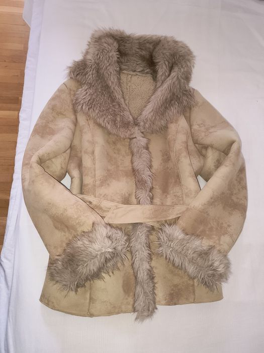 Vand o jacheta din piele ecologica cu guler din blana