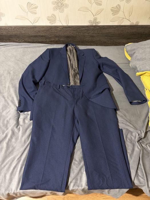 Син мъжки костюм