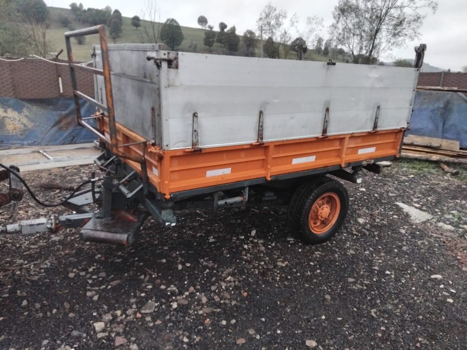 Remorca basculabila pe 3 parti