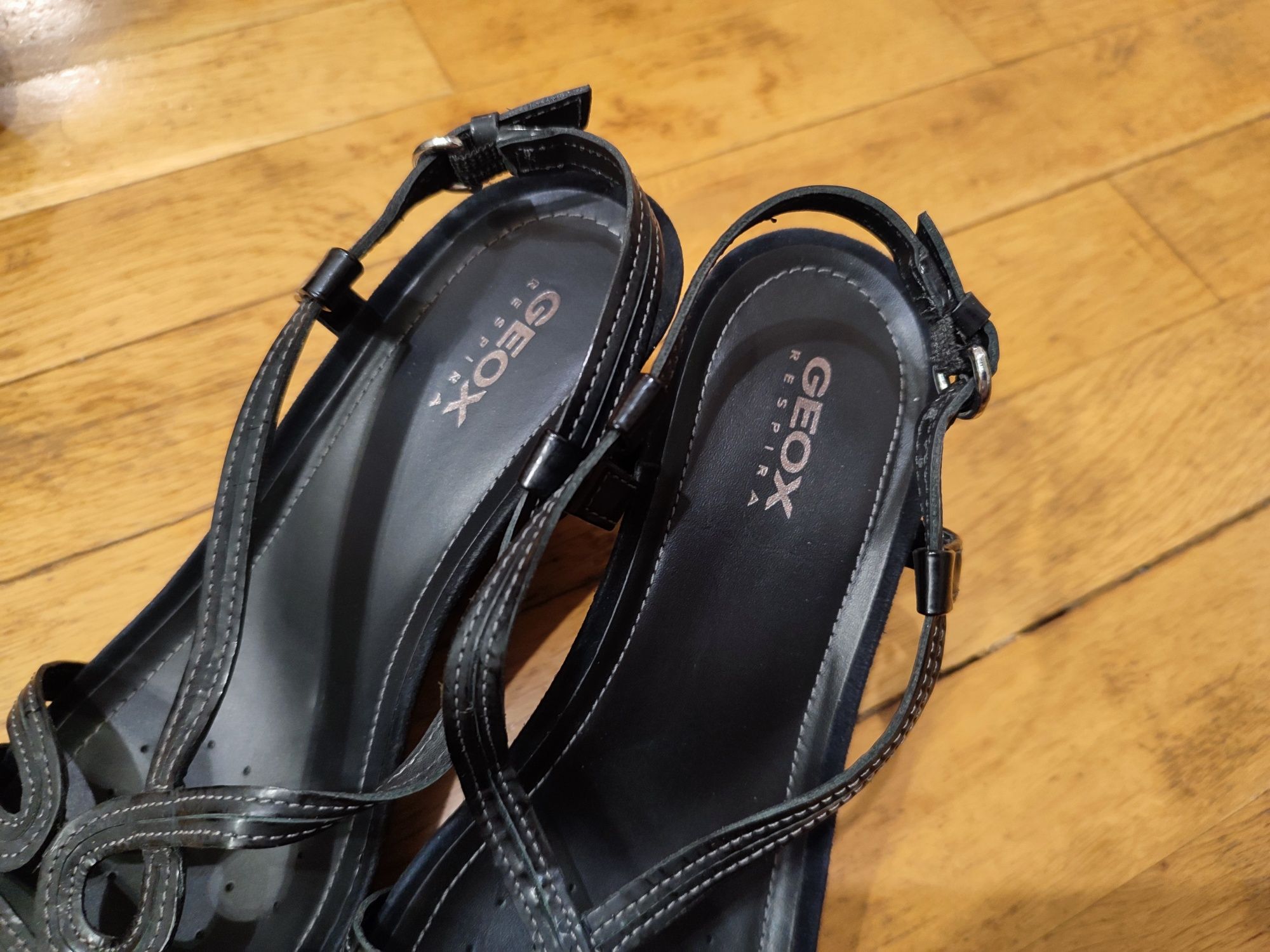Чисто нови GEOX черни дамски сандали номер 37