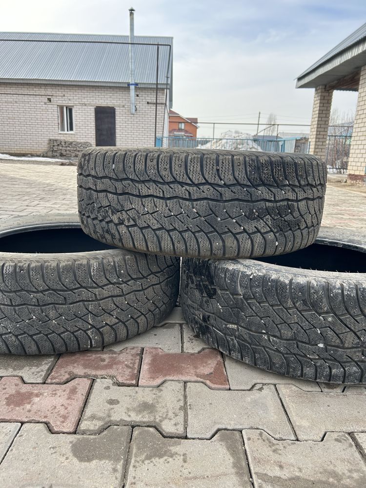 продам зимние шины в идиальном состояний 235/55/18