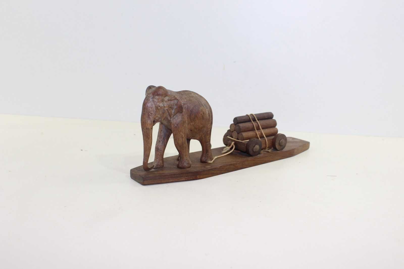 Уникална стара дървена статуетка Слон дърпа количка с трупи