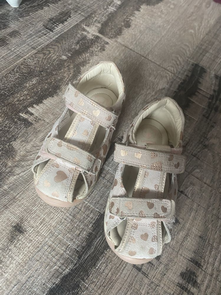 Sandale si adidasi