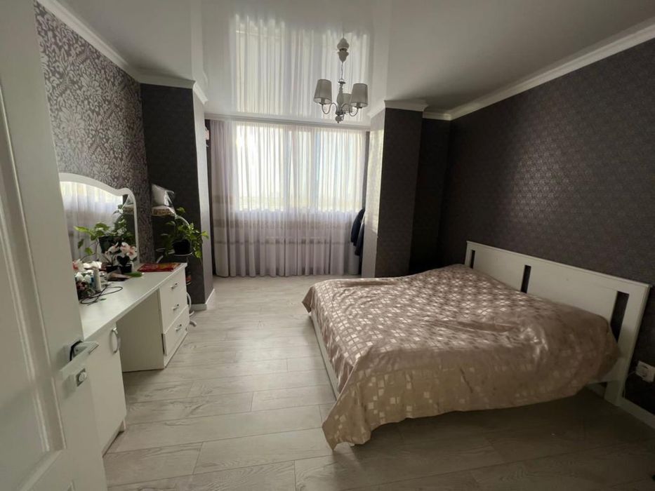 Продам кровать + косметический стол Икеа в отличном состоянии